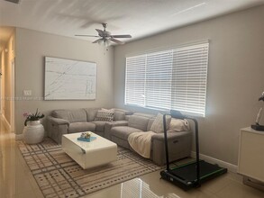 798 NE 43rd St in Oakland Park, FL - Building Photo - Building Photo