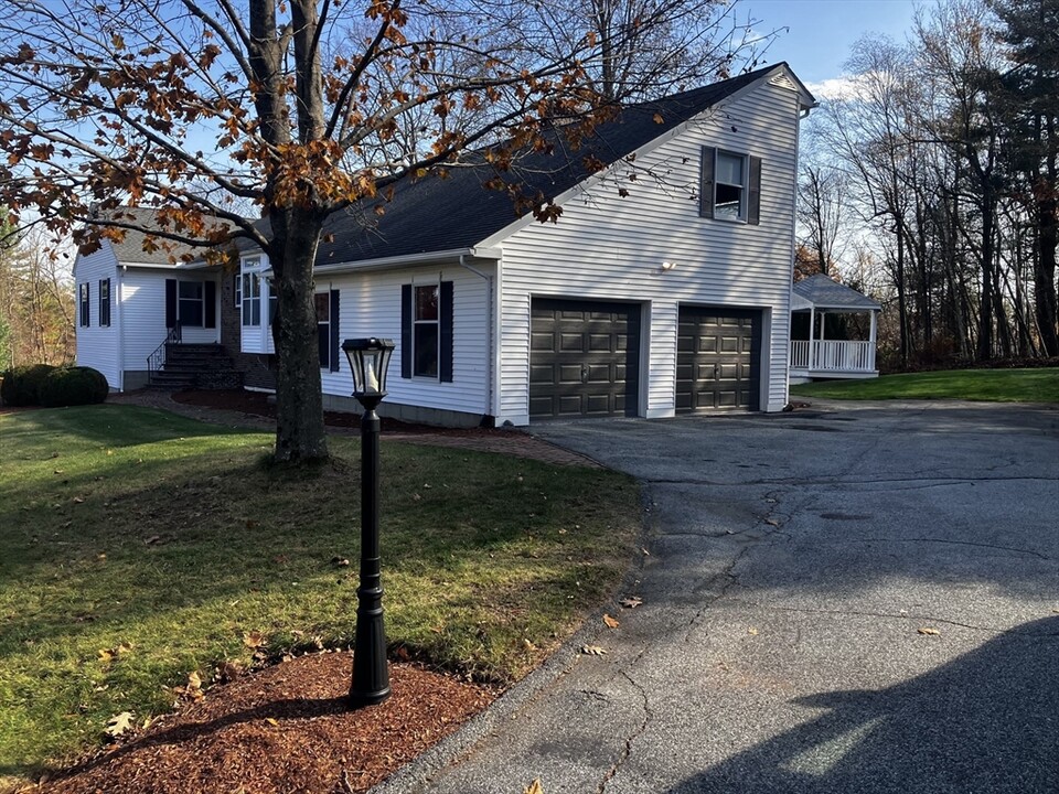 10 Sumac Cir in Holden, MA - Foto de edificio