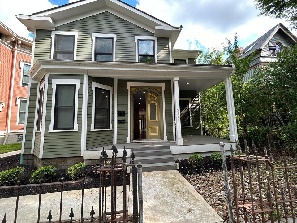 3811 Franklin Blvd in Cleveland, OH - Building Photo
