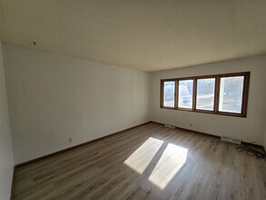 800 W Mullan Ave in Waterloo, IA - Building Photo - Building Photo