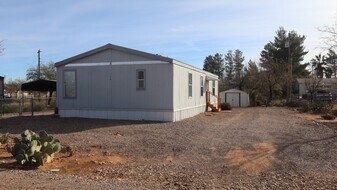 158 E Vía Platino in Huachuca City, AZ - Building Photo