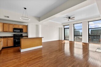165 N Canal St in Chicago, IL - Building Photo - Building Photo
