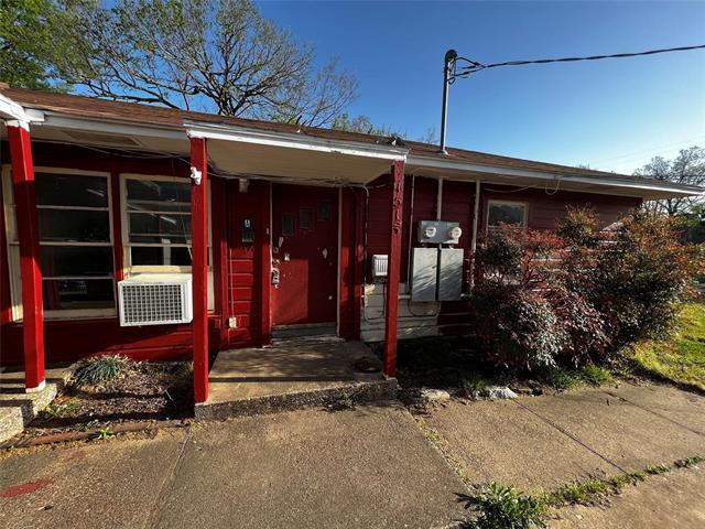 property at 1513 N Lockhart St