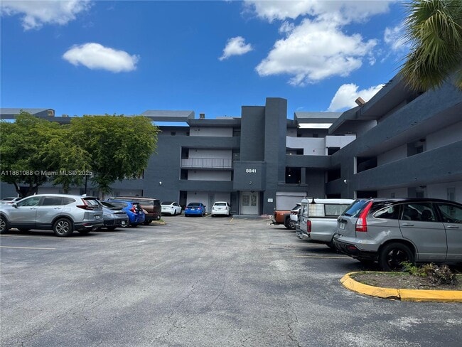 8841 W Flagler St in Miami, FL - Foto de edificio - Building Photo
