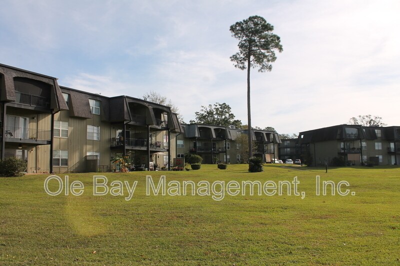 233 Riverbend Dr in Mobile, AL - Building Photo