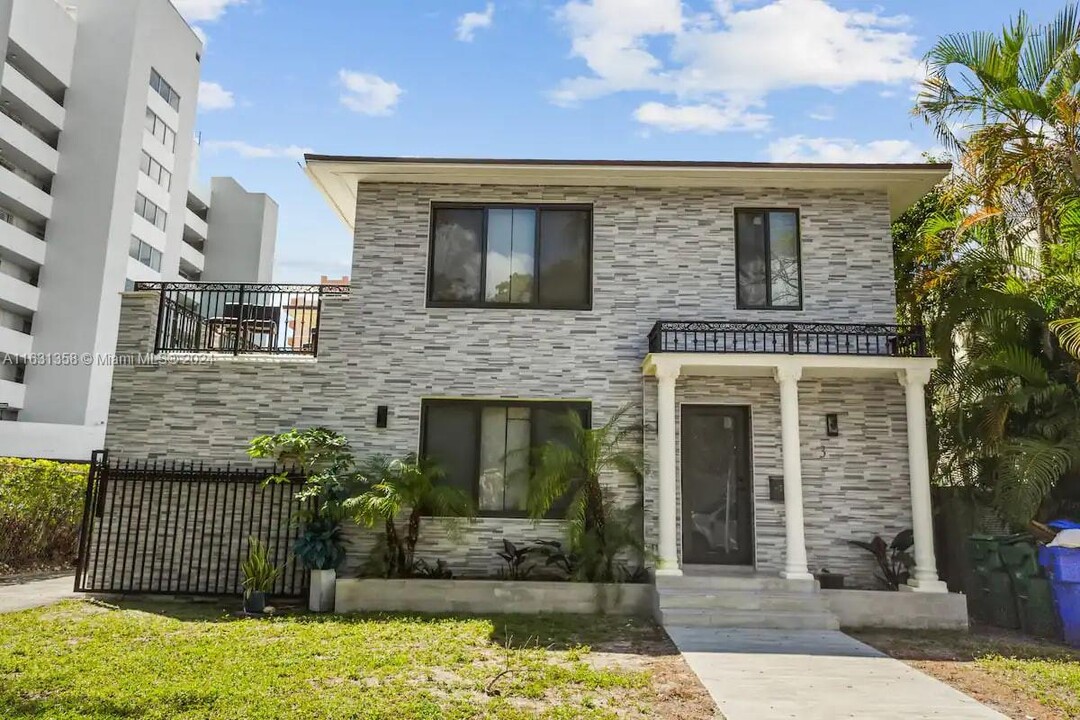 320 SW 29th Rd-Unit -2 in Miami, FL - Building Photo