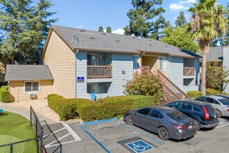 Walnut Village in Sacramento, CA - Foto de edificio - Building Photo