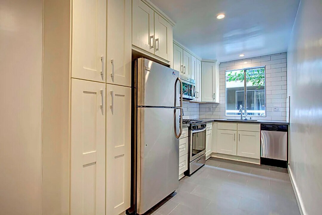 1623 N Formosa Ave in Los Angeles, CA - Building Photo