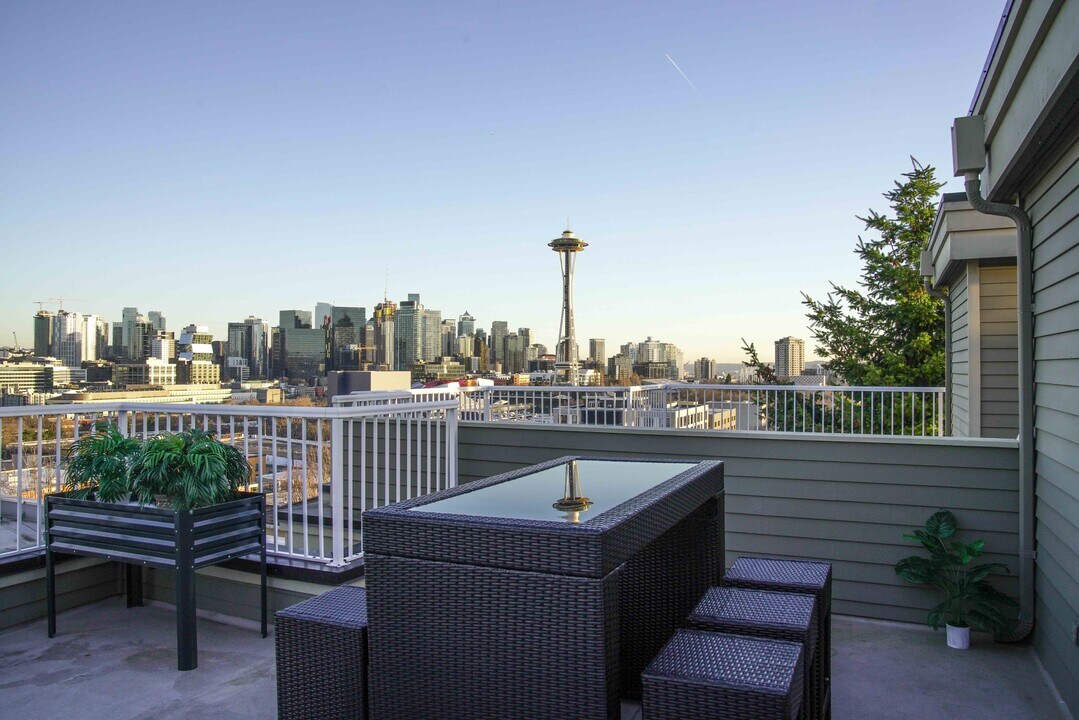 815 2nd Ave N in Seattle, WA - Building Photo