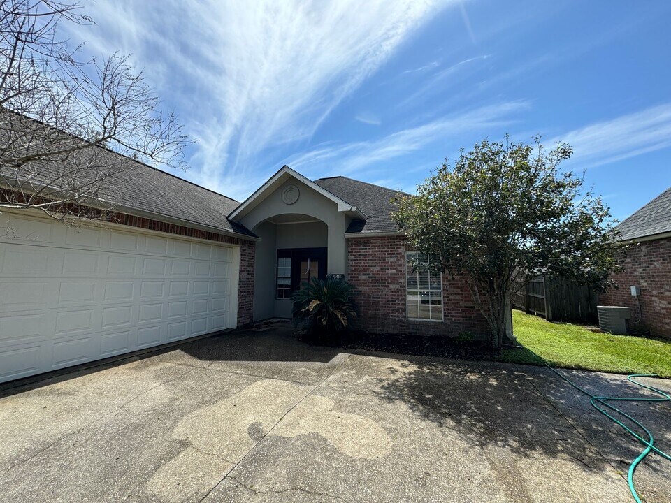 10416 Hillmont Ave in Baton Rouge, LA - Building Photo