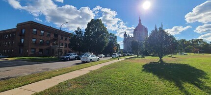 The Elms Apartments in St. Paul, MN - Foto de edificio - Building Photo