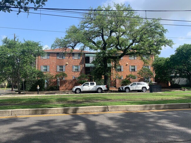 2855 St Charles Ave in New Orleans, LA - Building Photo - Building Photo