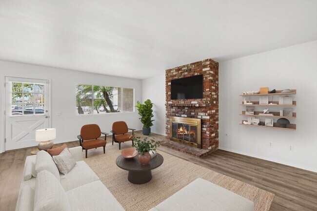 375 Woodland Pl-Unit -A in Costa Mesa, CA - Building Photo - Building Photo