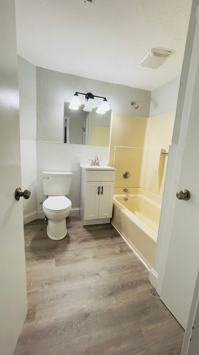 58 Windsor St, Unit #2 in Worcester, MA - Foto de edificio - Building Photo