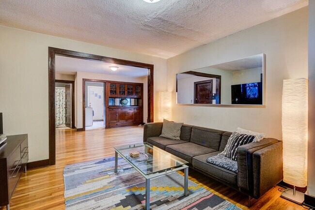 221 4th Ave NE in Minneapolis, MN - Building Photo - Building Photo