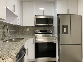 9320 Fontainebleau Blvd in Miami, FL - Building Photo