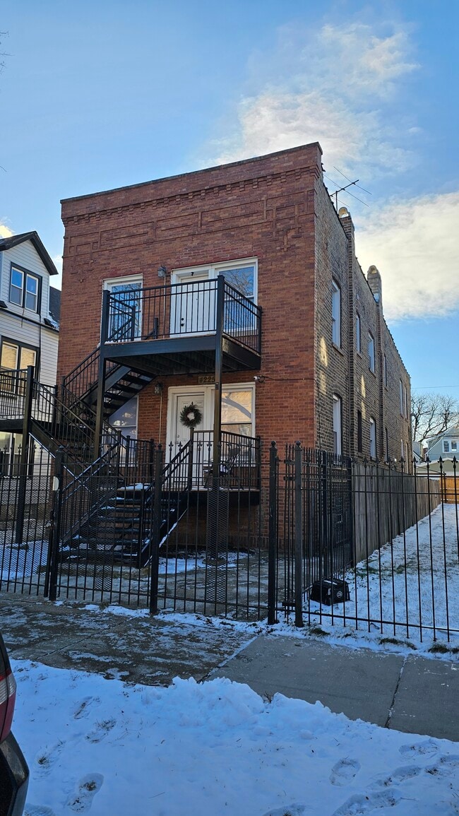 4225 W Augusta Blvd, Unit 2F