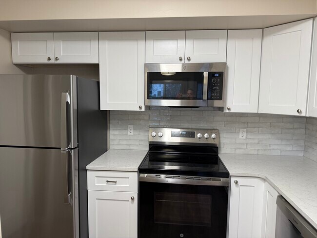 1390 Cedarwood Dr in Westlake, OH - Building Photo - Building Photo