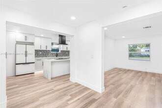 216 NE 160th St in Miami, FL - Foto de edificio - Building Photo