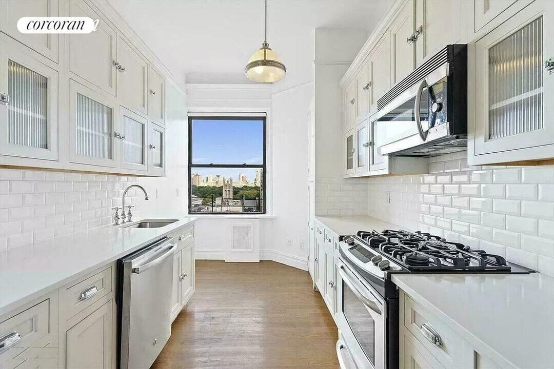 321 Columbus Ave in New York, NY - Building Photo