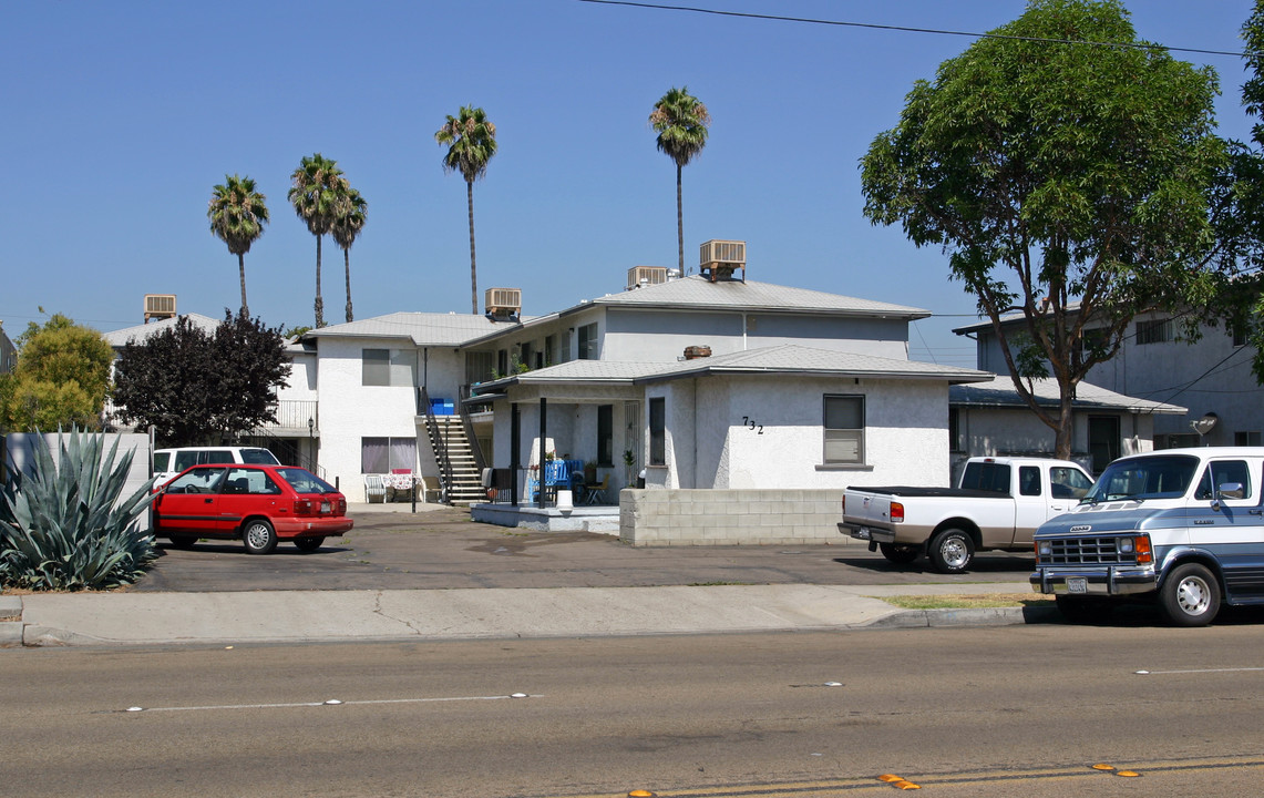 732 S Magnolia Ave in El Cajon, CA - Foto de edificio