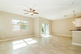 2865 Coach Manors Way in New Port Richey, FL - Building Photo - Building Photo