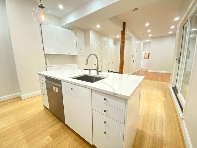 252 W Broadway in Boston, MA - Building Photo - Building Photo