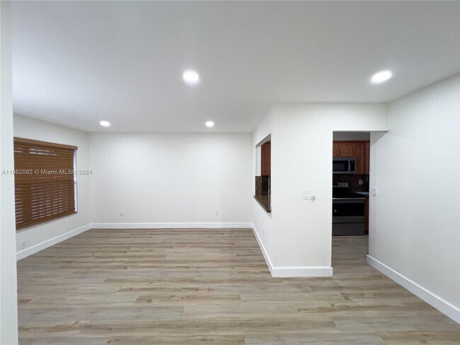 2655 W 67th Pl-Unit -21-13 in Hialeah, FL - Building Photo - Building Photo