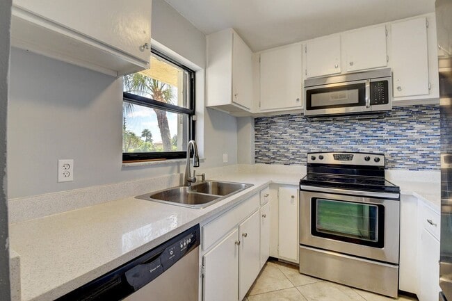 890 N Federal Hwy in Lantana, FL - Foto de edificio - Building Photo