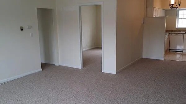 124 Lake Shore Rd, Unit Apt 3 in Boston, MA - Foto de edificio - Building Photo