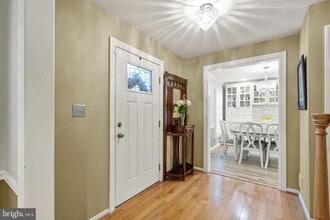 7421 Beverly Manor Dr in Annandale, VA - Building Photo - Building Photo