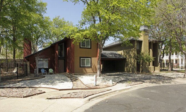 Summer Creek Duplexes in Austin, TX - Foto de edificio - Building Photo