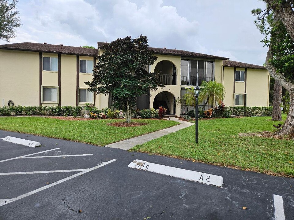 114 Lake Pine Cir-Unit -A-1 in Greenacres, FL - Building Photo