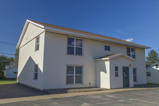 660 Greenwood St, Unit # 1 in Ishpeming, MI - Foto de edificio - Building Photo