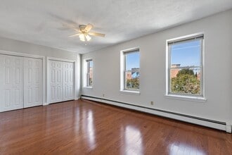 117 Cottage St, Unit 3 in Boston, MA - Building Photo - Building Photo