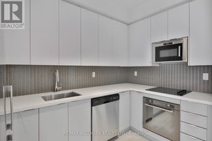 2916 Hwy 7 in Vaughan, ON - Building Photo