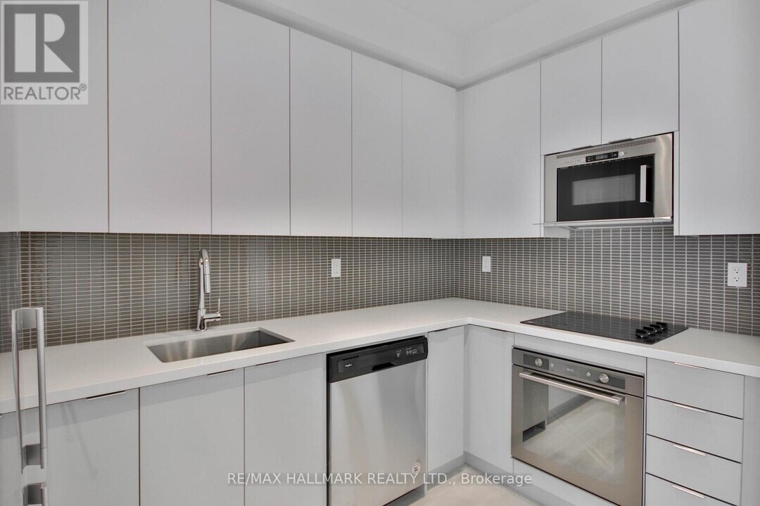 2916 Hwy 7 in Vaughan, ON - Building Photo