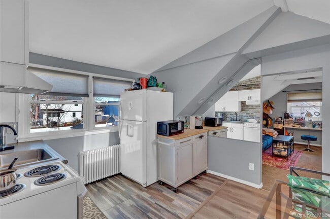 233 Sears Rd, Unit Second Floor in West Islip, NY - Foto de edificio - Building Photo