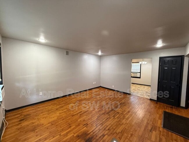 1521 E McDaniel St in Springfield, MO - Building Photo - Building Photo