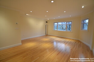 1420 Beacon St, Unit 3 in Brookline, MA - Foto de edificio - Building Photo