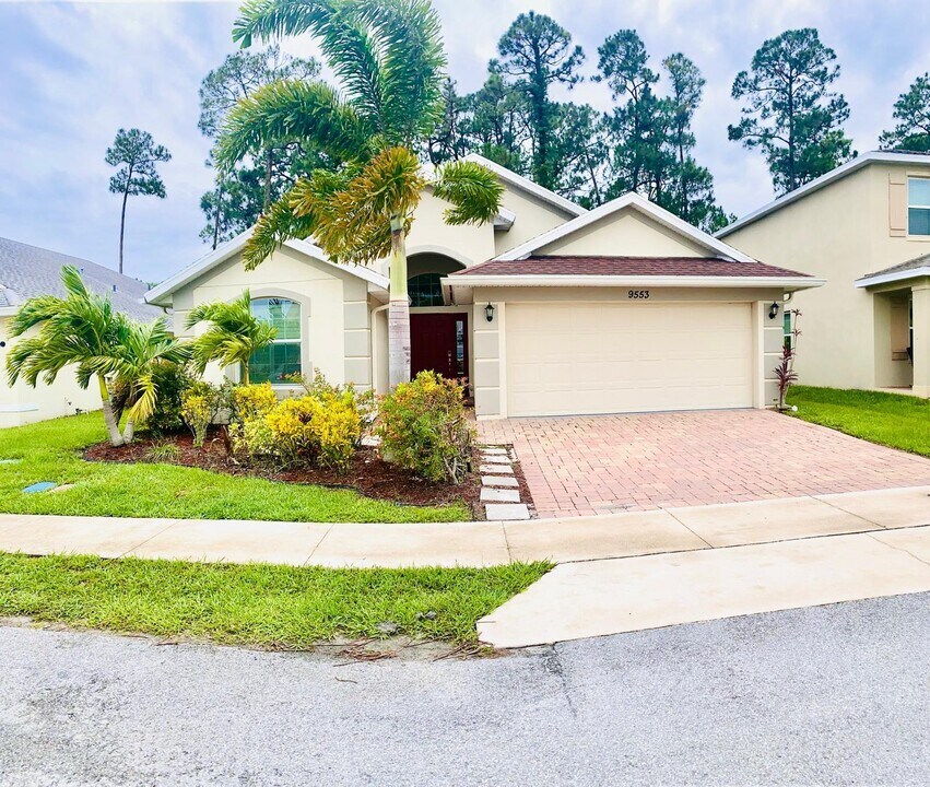 9553 Seaspray Dr in Fort Pierce, FL - Building Photo