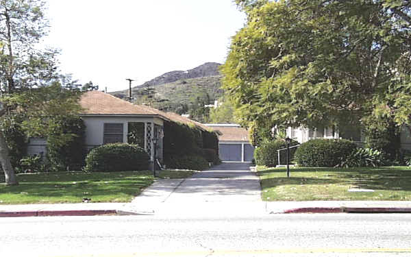 2611-2613 Canada Blvd in Glendale, CA - Building Photo