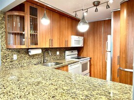 1825 S Ocean Dr in Hallandale Beach, FL - Building Photo