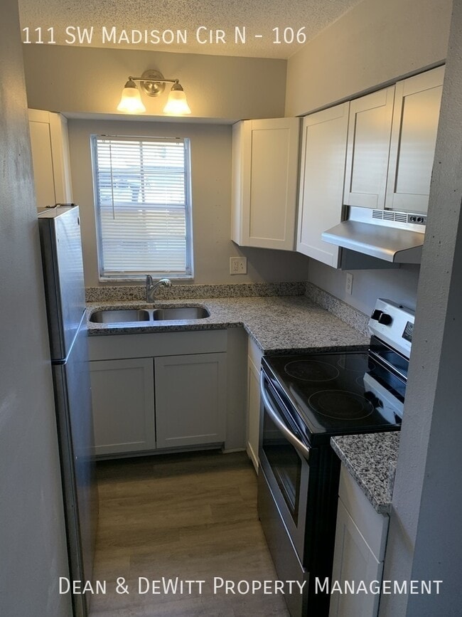 111 SW Madison Cir N in St. Petersburg, FL - Building Photo - Building Photo