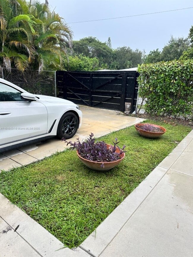 821 NE 121st St in North Miami, FL - Building Photo - Building Photo