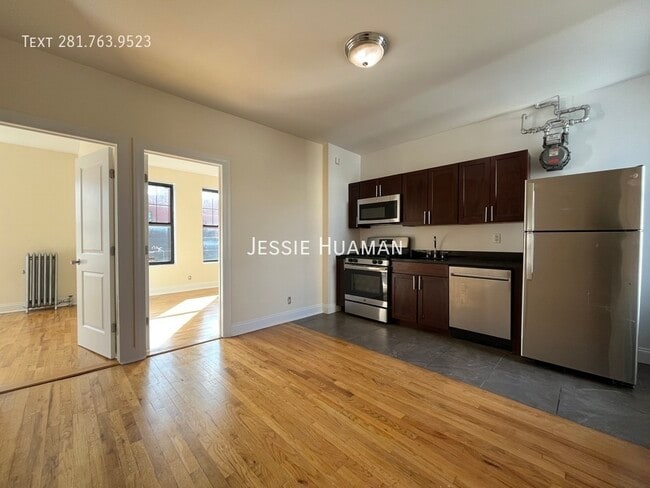 207-209-209 W 11th St in New York, NY - Building Photo - Building Photo