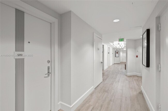 21055 Yacht Club Dr in Aventura, FL - Building Photo - Building Photo