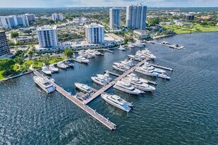 134 Lakeshore Dr, Unit 215 in North Palm Beach, FL - Building Photo