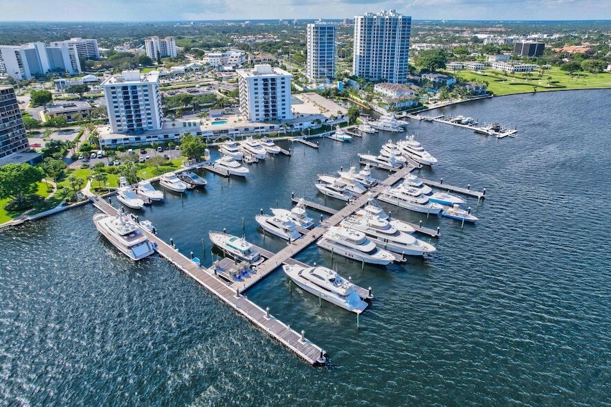 134 Lakeshore Dr, Unit 215 in North Palm Beach, FL - Building Photo