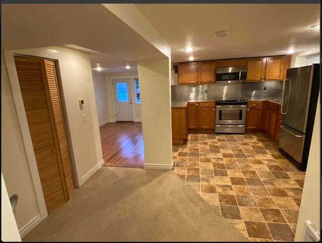 7014 Brooklyn Ave NE, Unit 7014 1/2 Daylight Basement in Seattle, WA - Building Photo - Building Photo